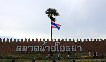 เที่ยวตลาดน้ำใหญ่สุดในอยุธยา